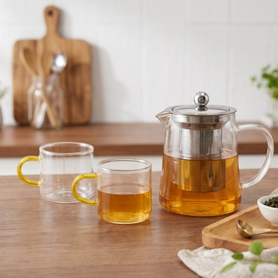 Set de Té Cristal: Tetera con Infusor y Dúo de Tazas Ámbar.