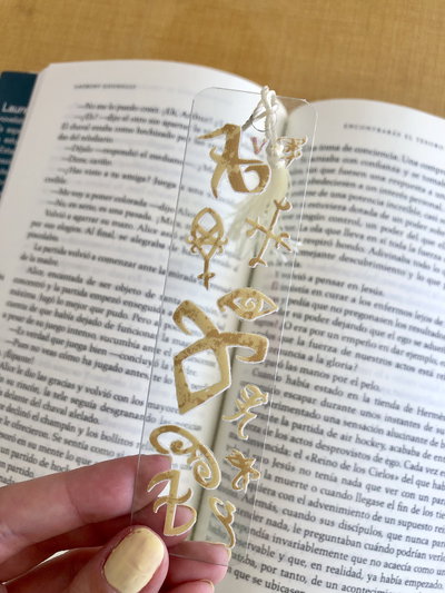 Señalador runas doradas