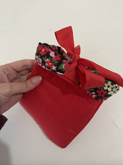 Cubre Kindle - Chico flores negras