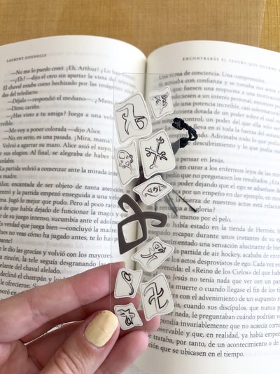 Señalador runas dibujadas