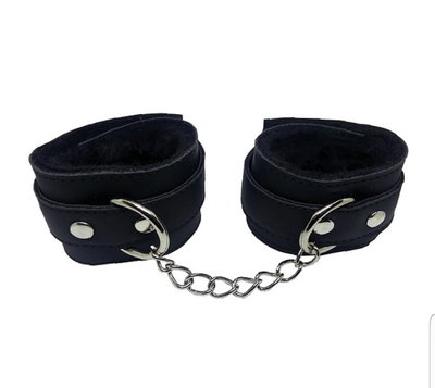 Esposas de cuero negro con Peluche Negro y Cadenas Chanel