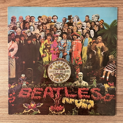 The Beatles – Sgt. Pepper’s Lonely Hearts Club Band (1° Edición, Vinilo Rojo)