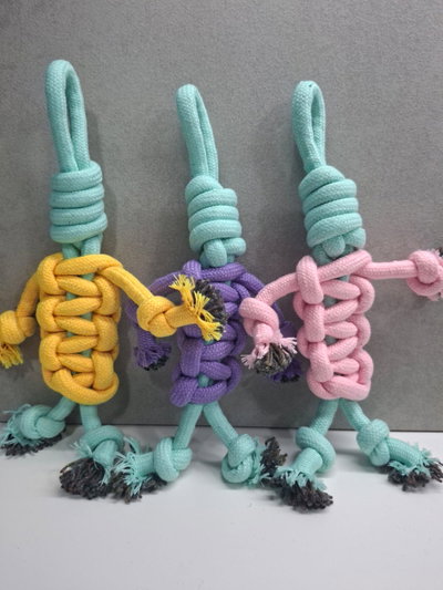 Muñeco de soga trenzado