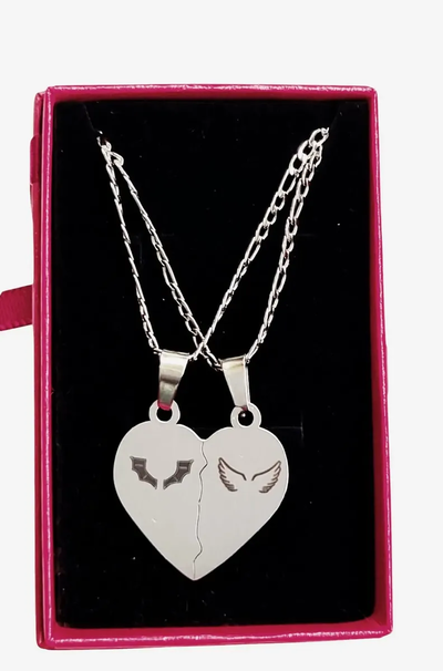 Collar Dije Modelo Alas Duki Acero Corazón 2 Caras