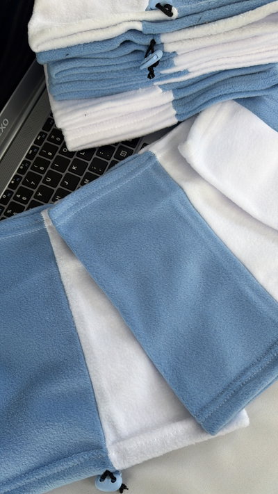 CUELLO POR UNIDAD POLAR AJUSTABLE CELESTE Y BLANCO ( SE PUEDE HACER GORRITO ) 