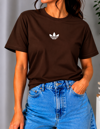 REMERA CHOCOLATE ADI LOGUITO ALGODÓN PEINADO 24.1 - ESTAMPA DTF 