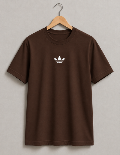 REMERA CHOCOLATE ADI LOGUITO ALGODÓN PEINADO 24.1 - ESTAMPA DTF 