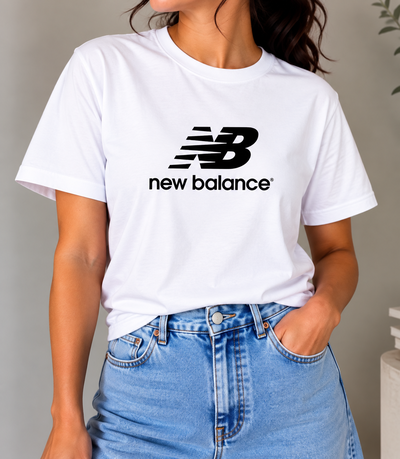 REMERA BLANCA NEW BALANCE ALGODÓN PEINADO 24.1 CON TAPA COSTURA- ESTAMPA DTF