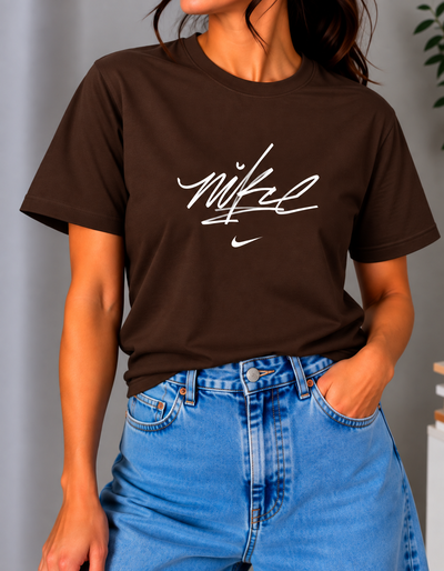 REMERA CHOCOLATE NIKE CUR ALGODÓN PEINADO 24.1 - ESTAMPA DTF