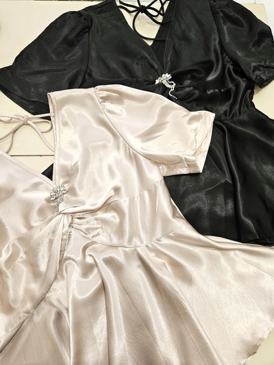EL12SS Blusa pecho nudo broche