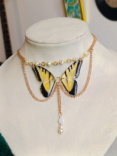 Collar mariposa en dorado 