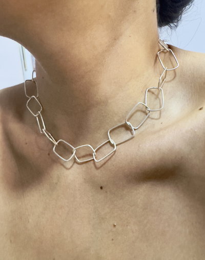 Collar Cuadrado Medio
