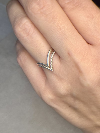 Anillo V dos tiras intercaladas
