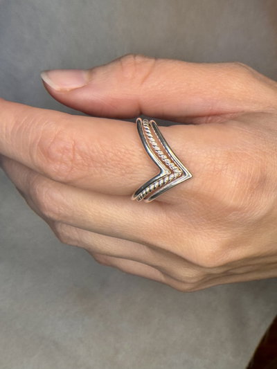 Anillo V tres tiras intercaladas