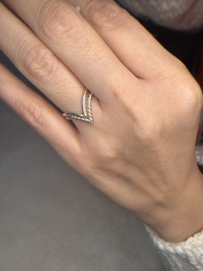 Anillo V dos tiras intercaladas
