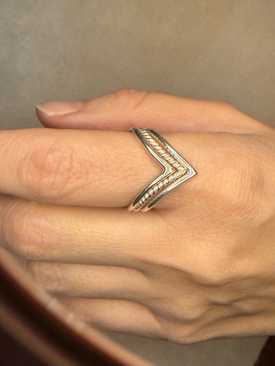 Anillo V tres tiras intercaladas