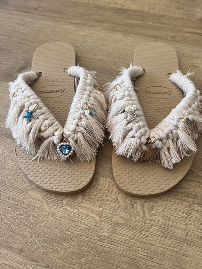 Ojotas macramé con dijes