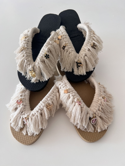 Ojotas macramé con dijes