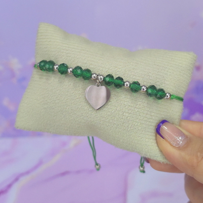 Pulsera regulable con dije acero cristales verdes
