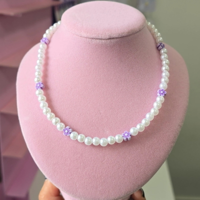Collar perlas blancas 6mm flores lila