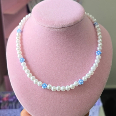 Collar perlas blancas 6mm flores Celeste