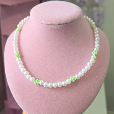 Collar perlas blancas 6mm flores verde