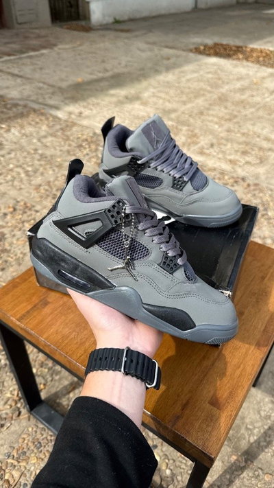 Jordan retro 4 gris oscuro