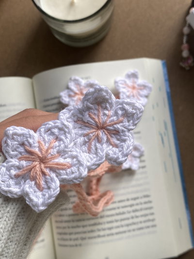 Sakura 🌸💗 - Marcapaginas a Crochet