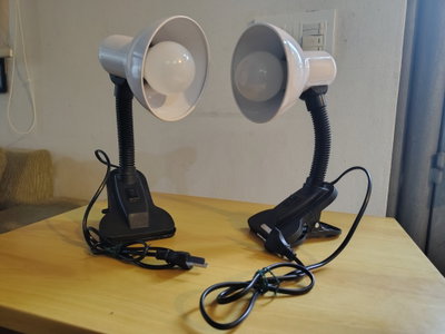 Veladores blancos (dos unidades) tipo Pixar con pinza clip para escritorio