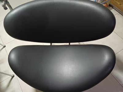 Sillón Pierre Paulin en ecocuero negro