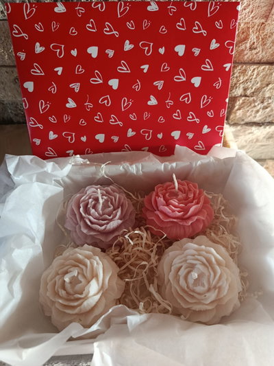 Regalo de 4 Velas Peonias Grandes en Caja de Regalo con Corazones. Con Aroma