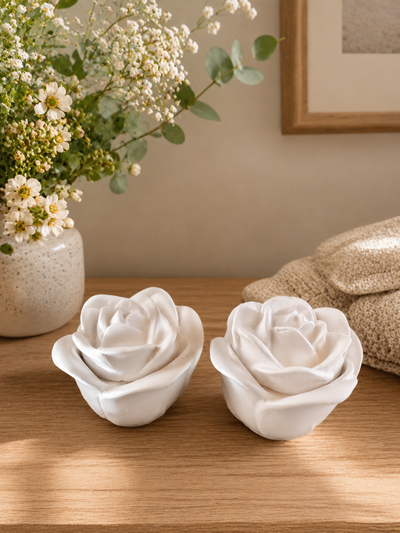 Dos Velas Aromáticas y Decorativa en Envase de Yeso con Forma de Rosa
