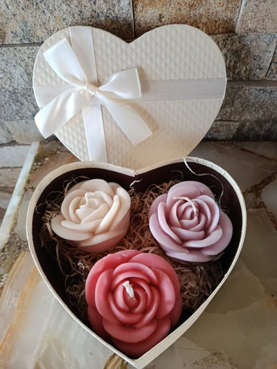 Regalo en Caja Corazón con 3 Velas en Forma de Rosa con Aroma