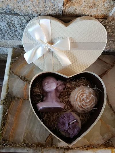 Regalo en Caja Corazón con Vela Mujer, Vela Peonia y Vela 3 Flores