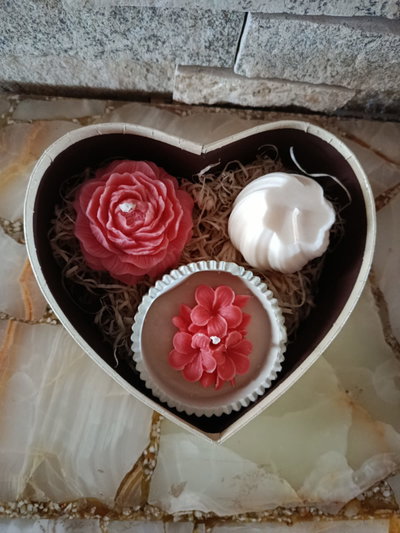 Regalo en Caja Corazón con Vela Peonia, Vela Espiral y Vela Aromática