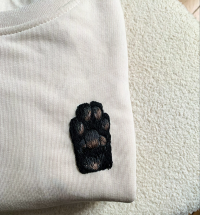 Buzo con patitas bordada