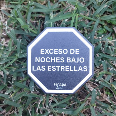 Exceso de noche bajo las estrellas