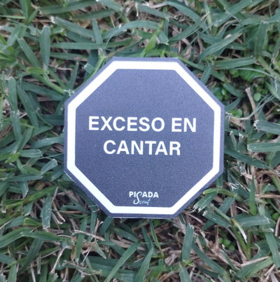 Exceso en cantar
