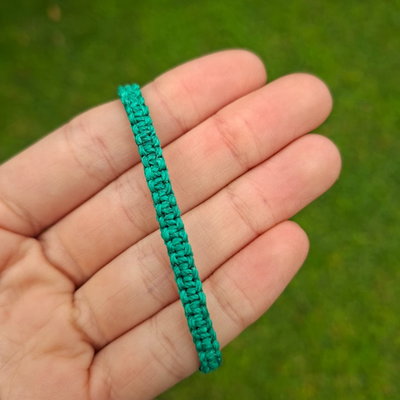 Pulsera verde de hilo encerado
