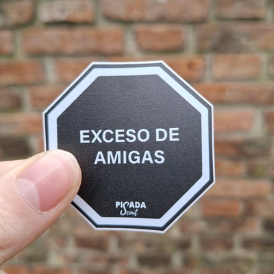 Exceso de amigas