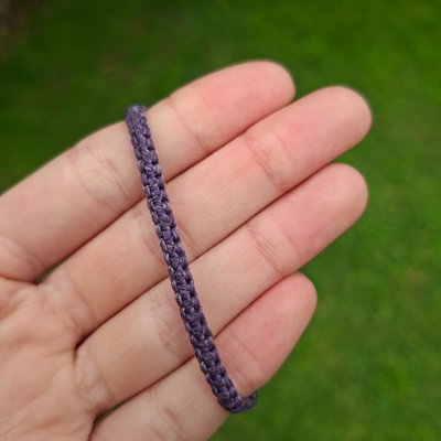 Pulsera violeta de hilo encerado