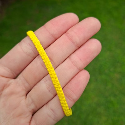 Pulsera amarilla de hilo encerado