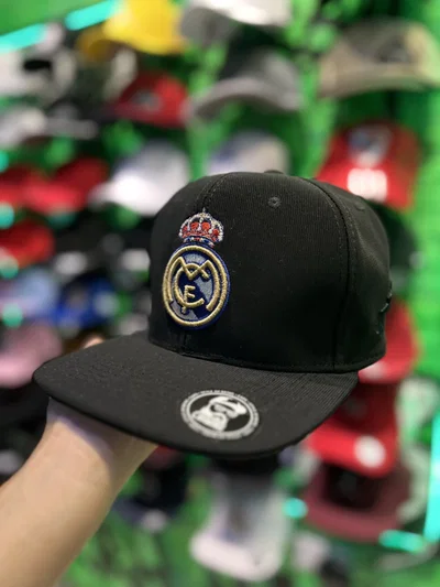 GORRA PLANA CERRADA REAL MADRID Negra