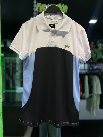 CHOMBA LACOSTE TRICOLOR Blanca, celeste y negro