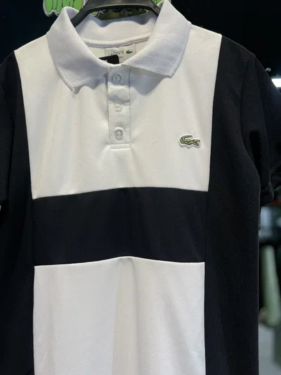 CHOMBA LACOSTE FRANJA Blanca con negro