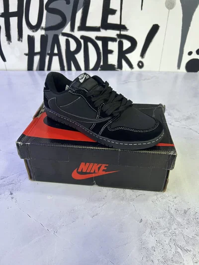 ZAPATILLAS TRAVIS CARPINTERAS Negra c Blanca