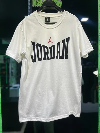 REMERA JORDAN LOGO Y LETRAS Crema