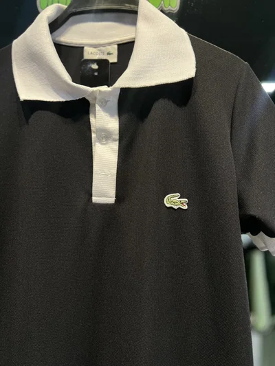 CHOMBA LACOSTE CUELLO COMBINADO Negra con blanco