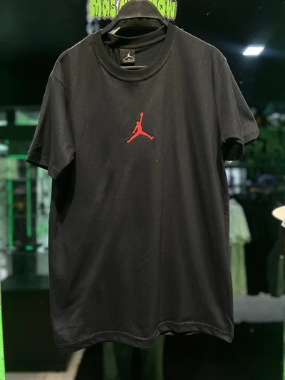 REMERA JORDAN LOGO Negra