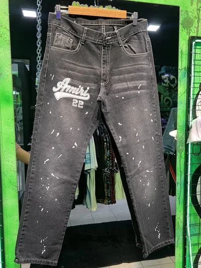 JEANS RECTO AMIRI CURSIVA STRASS Gris oscuro